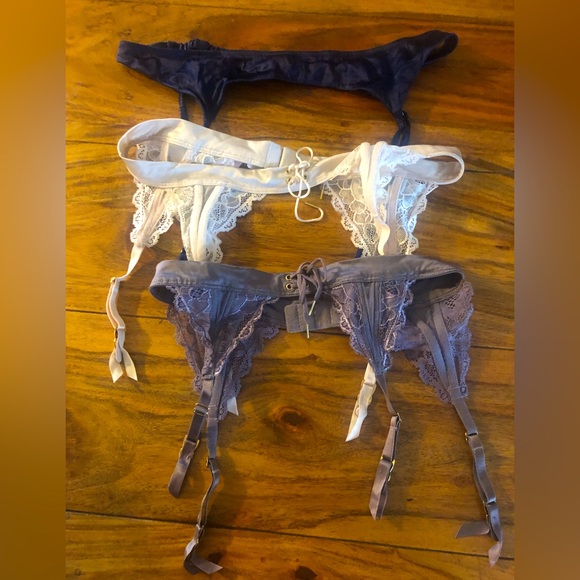 ⭐️❄️Sale item❄️⭐️Victoria’s Secret (3 garter belt in set) all different sizes - Picture 1 of 8